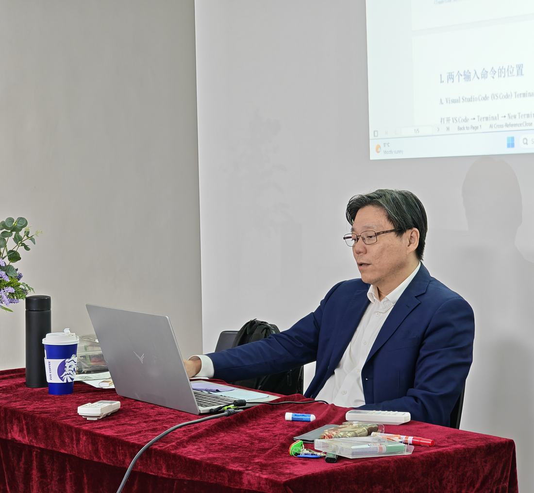 KG Tey 老师在课堂上用笔记本电脑演示